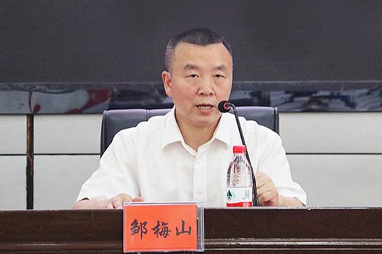 说明: 衡阳师范学院南岳学院党总支书记邹梅山正在发表讲话