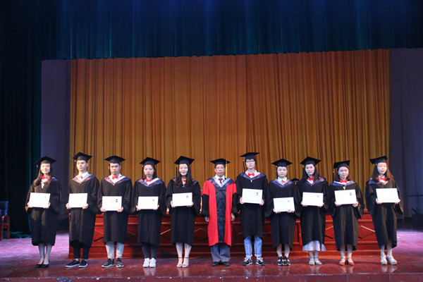 衡阳师范学院南岳学院院长王芳宇为毕业生代表颁发毕业证书.JPG